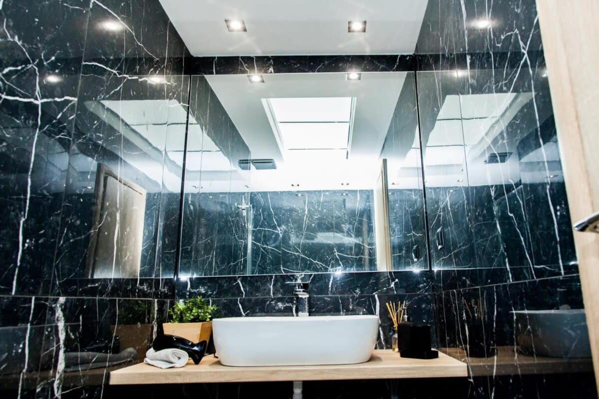 Contemporary And Chic Apartment In Central أثينا المظهر الخارجي الصورة